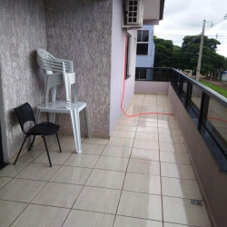 varanda em todo o prédio.